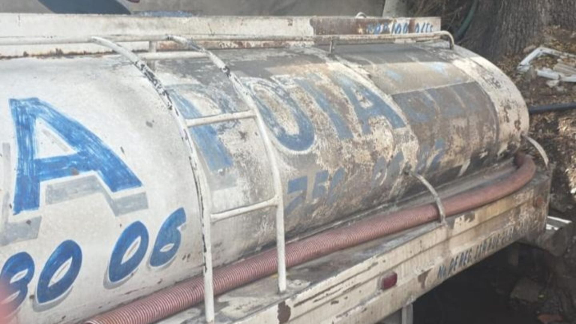 Fueron aseguradas diez pipas en San Pablo Xochimehuacan.
